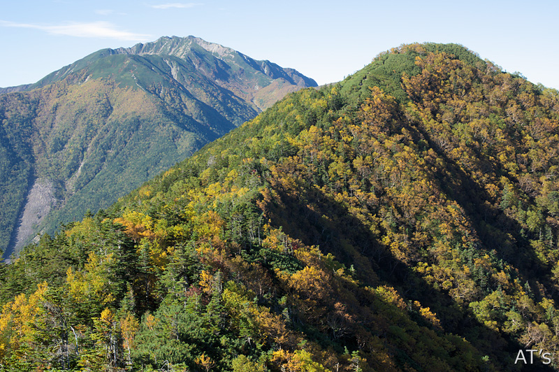 駒津峰中腹から見た仙丈ヶ岳、双児山