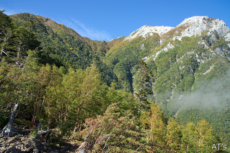 仙水峠から見た駒津峰へ続く稜線、甲斐駒ヶ岳、摩利支天