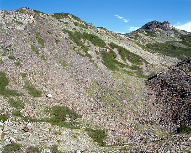 2870m凹地付近から見た農鳥岳南側稜線と農鳥岳／白峰三山