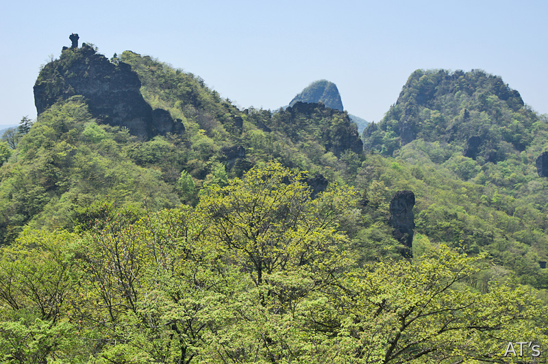 御岳稜線から見た丁須の頭と烏帽子岩、赤岩／裏妙義
