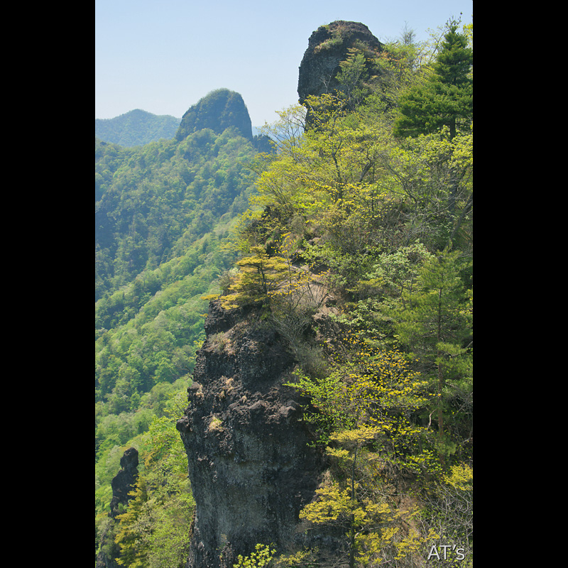 丁須の肩から見た烏帽子岩と中間峰／裏妙義