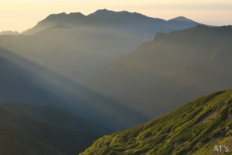 仙丈ヶ岳付近から見た朝の鳳凰三山