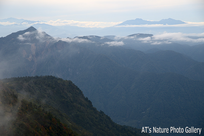 山頂北西側展望地から見た鳥甲山と妙高山、火打山／苗場山／新潟、長野