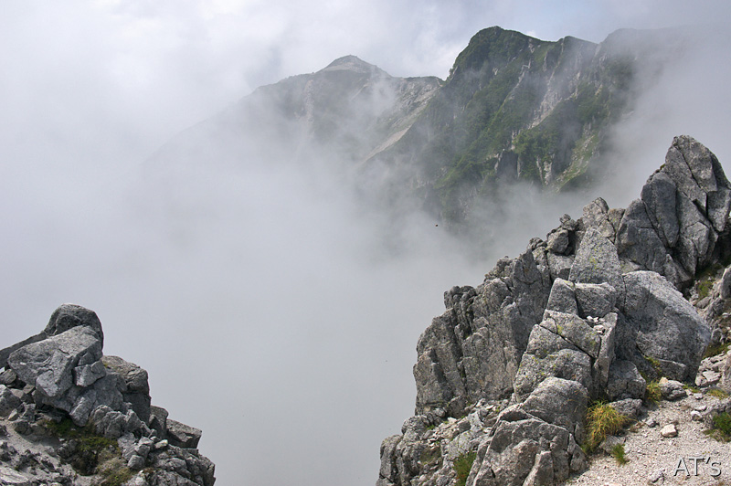 伊那前岳付近から見た雲間に覗く三ノ沢岳とサギダルの頭／木曽駒ヶ岳