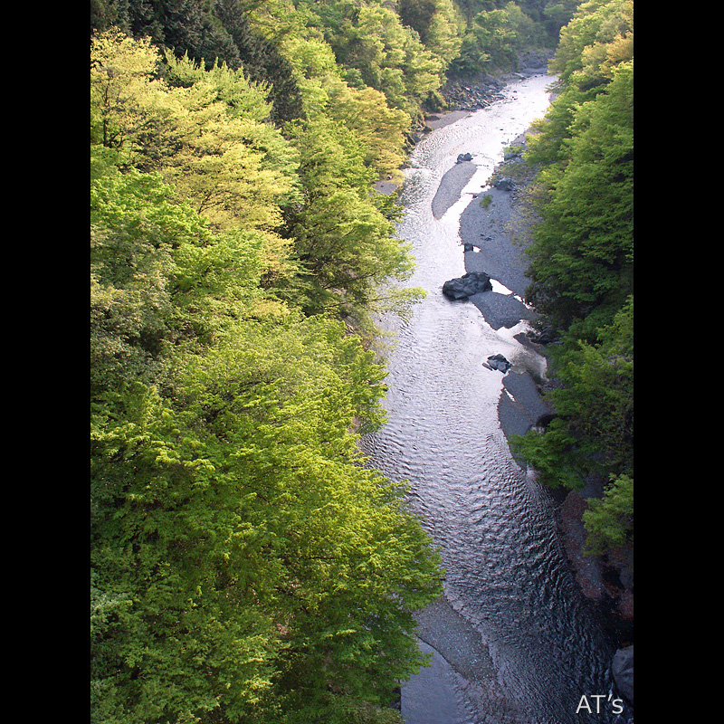 万世橋／橋の上から見る多摩川の渓谷
