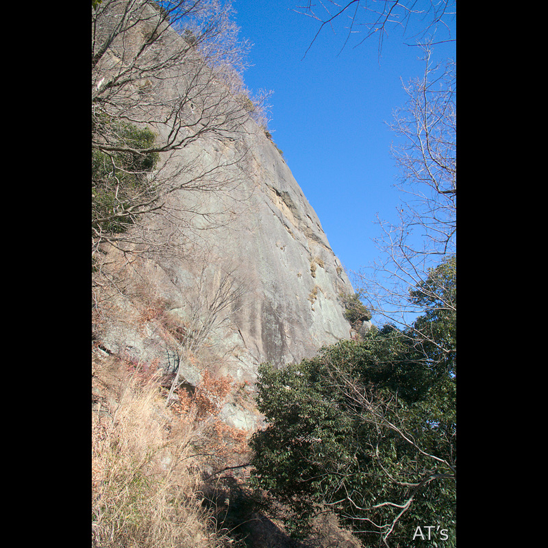 丸山公園上部から見た岩殿山の岩壁