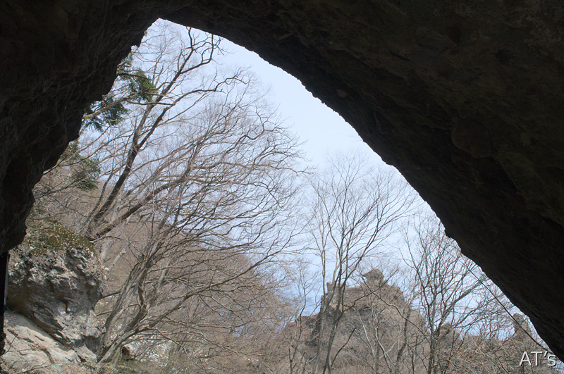第三石門、開口内から／妙義山石門、奇岩群