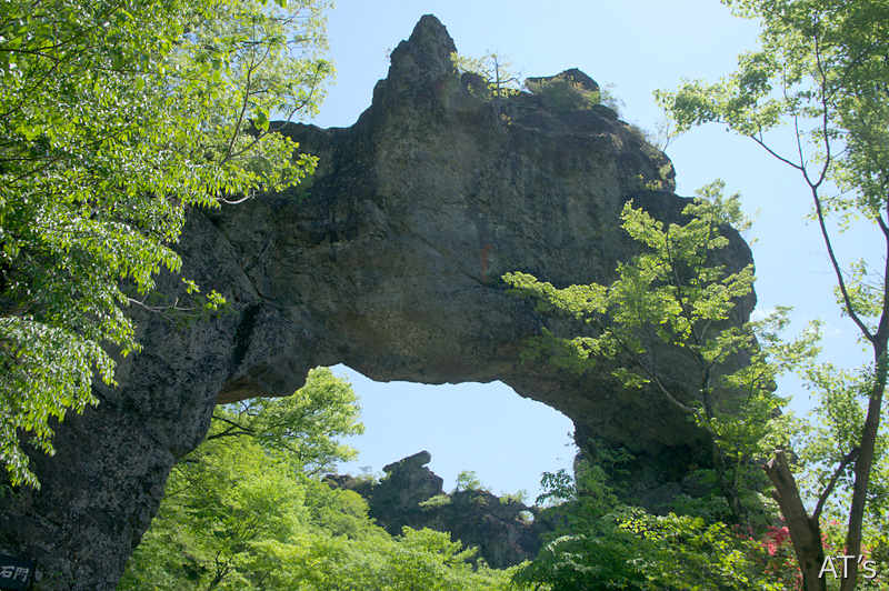 第四石門と大砲岩／妙義山石門、奇岩群