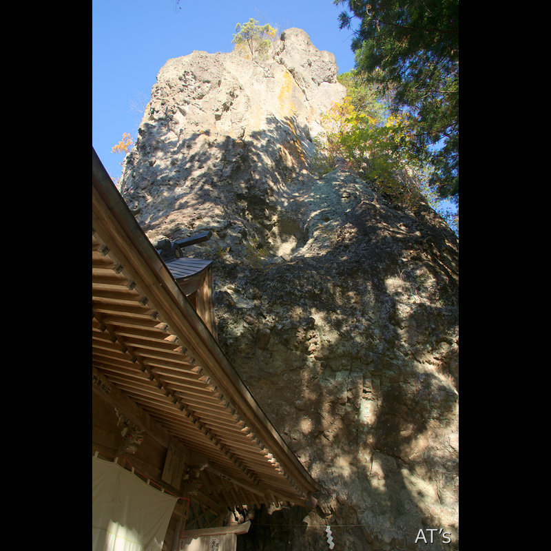 中之嶽神社と轟岩／妙義山石門、奇岩群