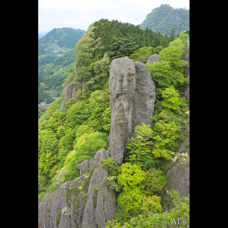 鷹取岩から見た子持岩／奥久慈男体山、奥久慈岩稜