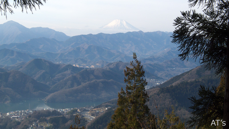 景信山付近から見た富士山と相模湖／奥高尾