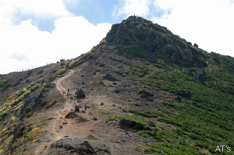 東側登山道から見た安達太良山