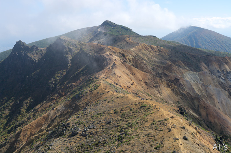 鉄山付近から見た矢筈森と安達太良山、和尚山