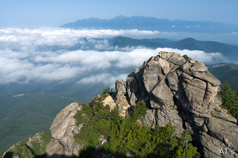 瑞牆山から見た弘法岩と八ヶ岳／瑞牆山