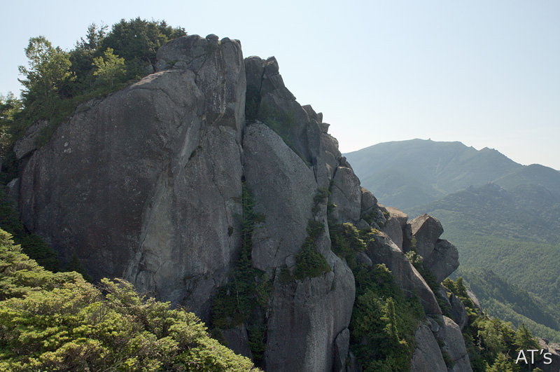 弘法岩基部から見た瑞牆山
