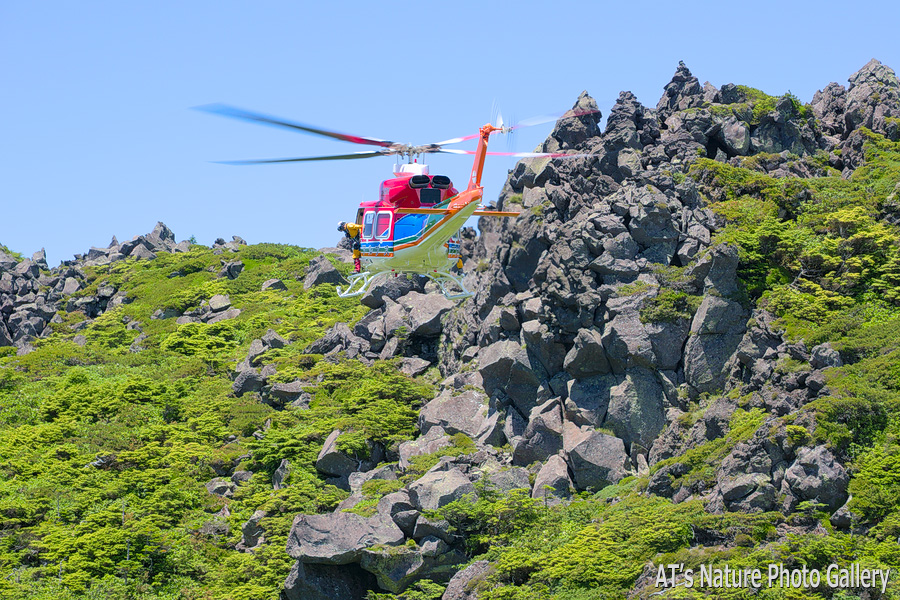捜索活動中の長野県消防防災航空隊ヘリ5