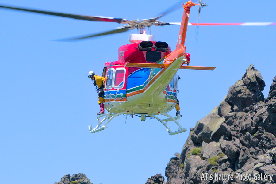 捜索活動中の長野県消防防災航空隊ヘリ6