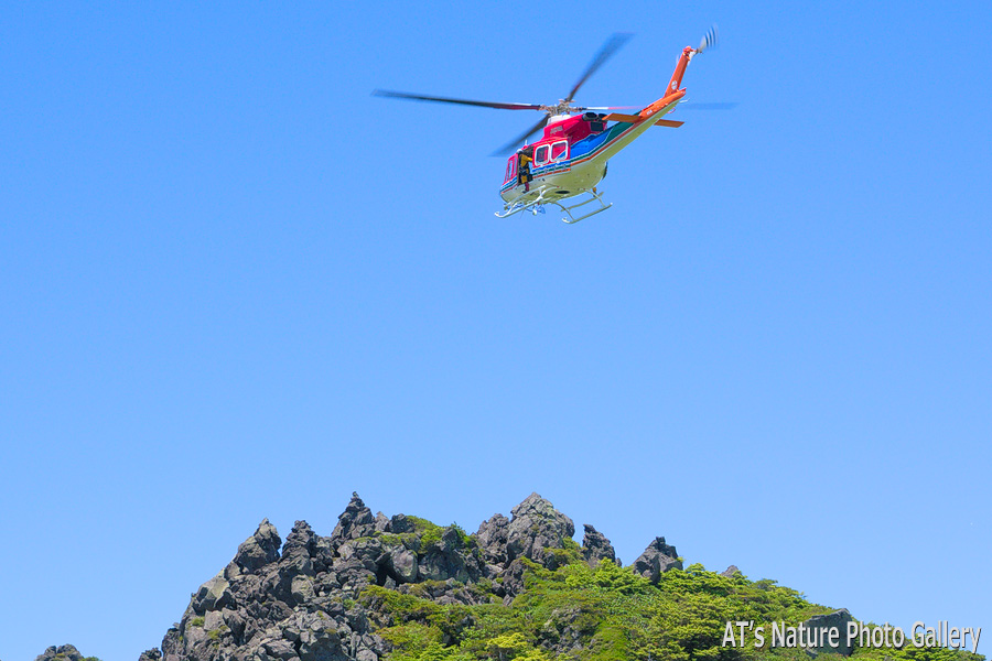 捜索活動中の長野県消防防災航空隊ヘリ7