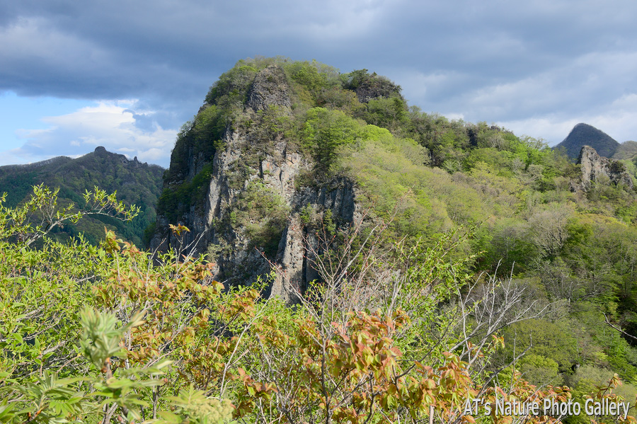 東立岩から見た西立岩、後方は兜岩山と経塚山／立岩／西上州