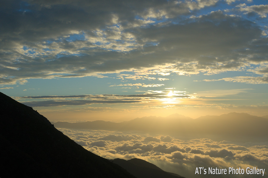ロープウェイ駅から見た伊那谷の雲海と南アルプスに昇る朝陽／宝剣岳