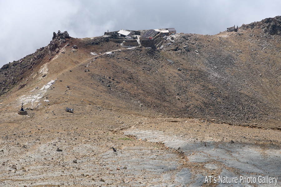 頂上付近から見た王滝頂上／噴火の爪痕、御嶽山剣ヶ峰