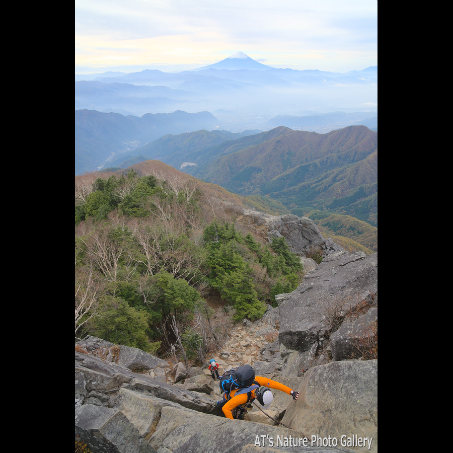 乾徳山頂から見た直下の岩場と富士山／乾徳山