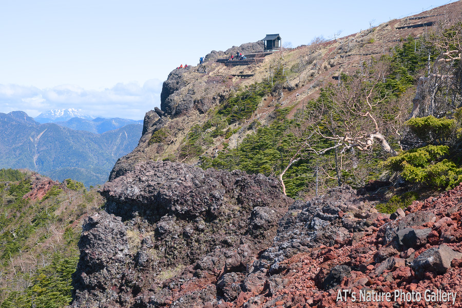 山頂付近から見た太郎山神社がある岩稜／男体山／栃木県日光市