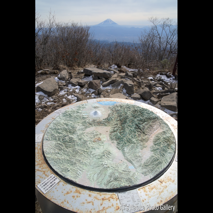 茅ヶ岳山頂の方位盤と富士山／茅ヶ岳、金ヶ岳／山梨