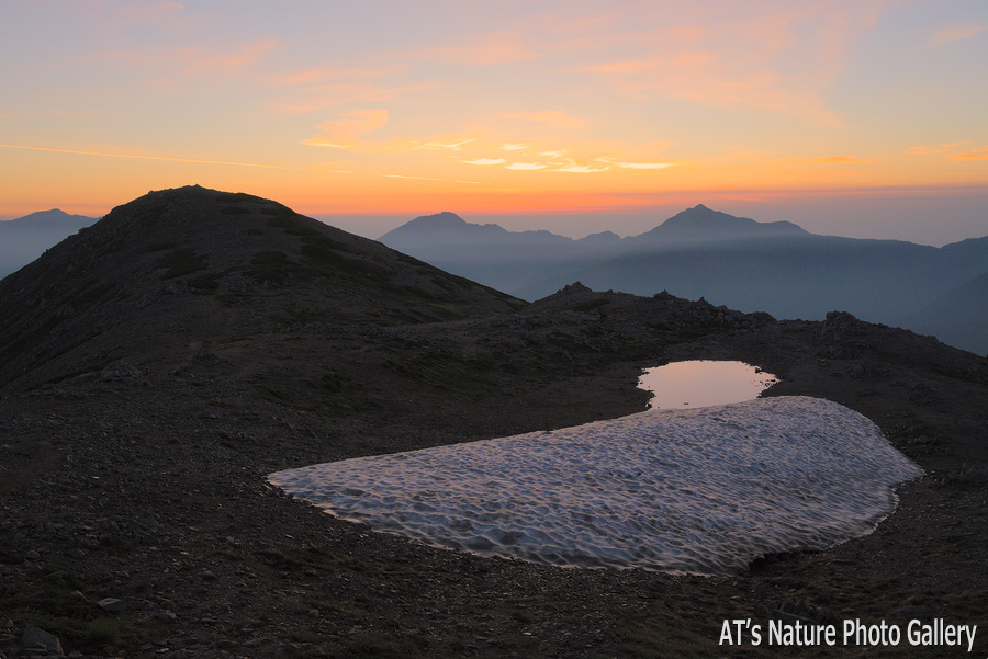 別山南峰から見た日の出前の別山北峰（2880m）と硯ヶ池／立山／北アルプス／富山