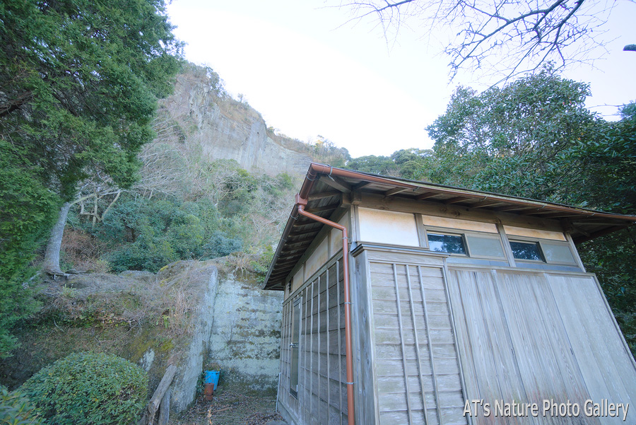 ラピュタの壁西側に建つ謎の物件／鋸山／千葉県富津市、鋸南町