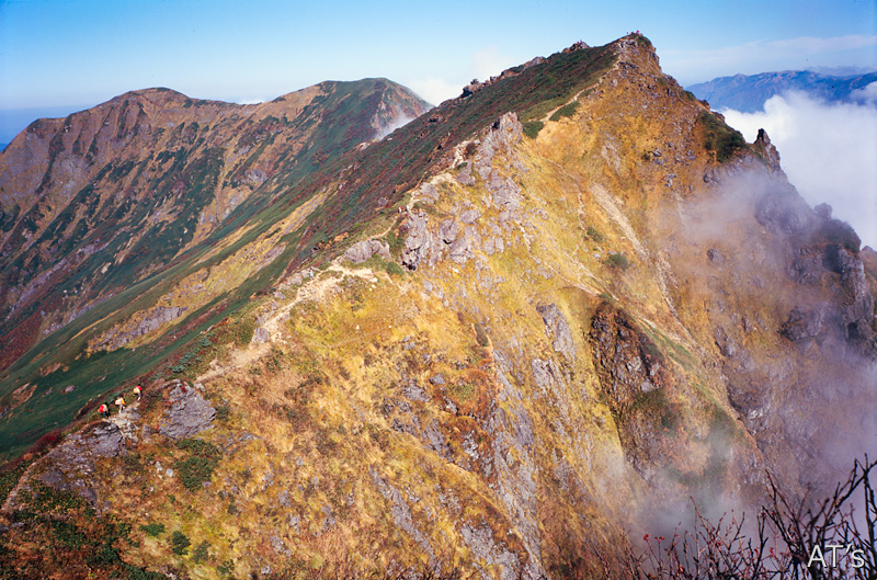 谷川岳トマノ耳から見たオキノ耳と一ノ倉岳、茂倉岳